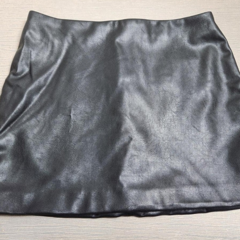 H&M - Black Faux Leather Mini Skirt - Size 10